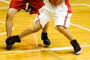 sepatu basket dipakai di lapangan