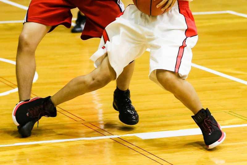 sepatu basket dipakai di lapangan